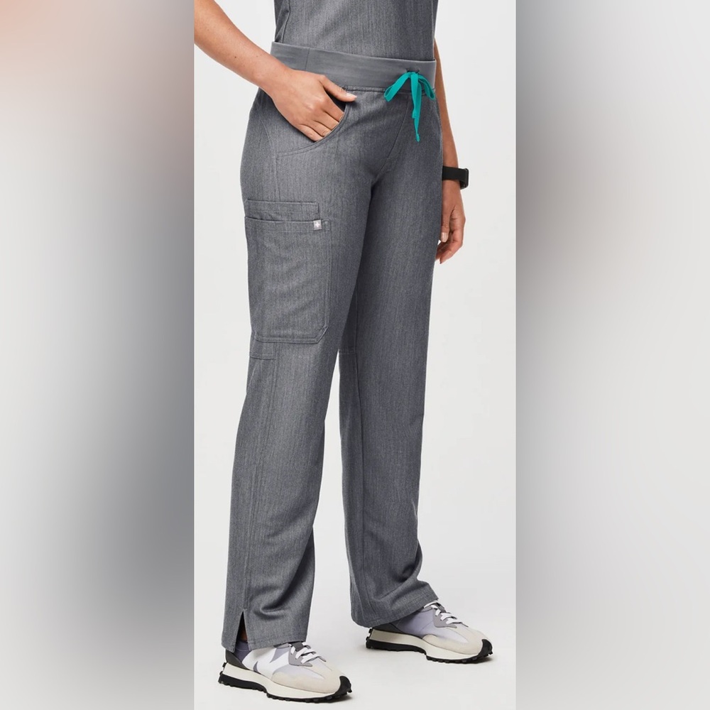 Figs Kade Cargo Scrub Pants, Graphite, size small/petite